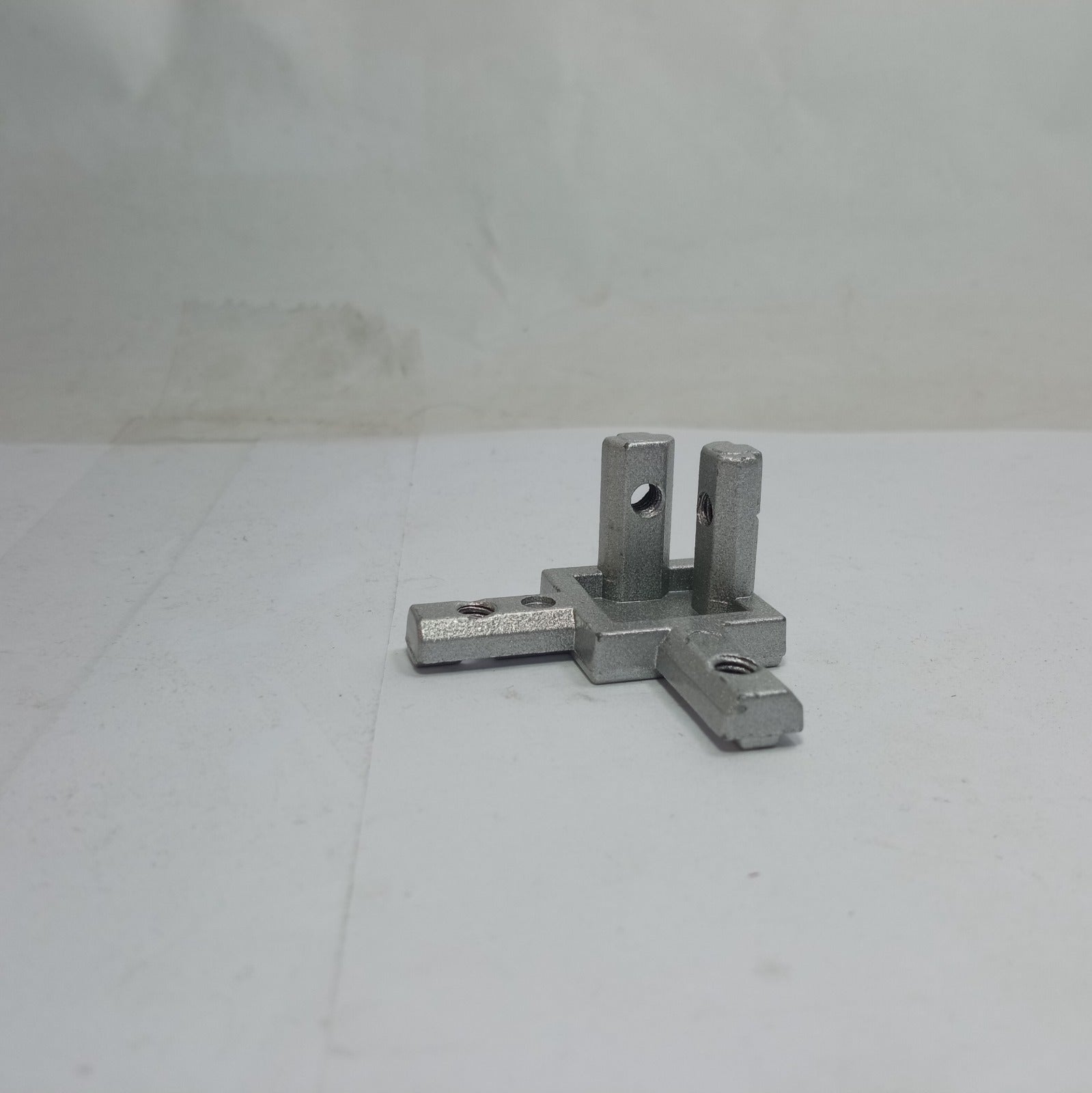 3-Way End Corner Bracket Connector in Pakistan - 20x20 thumbnail 2