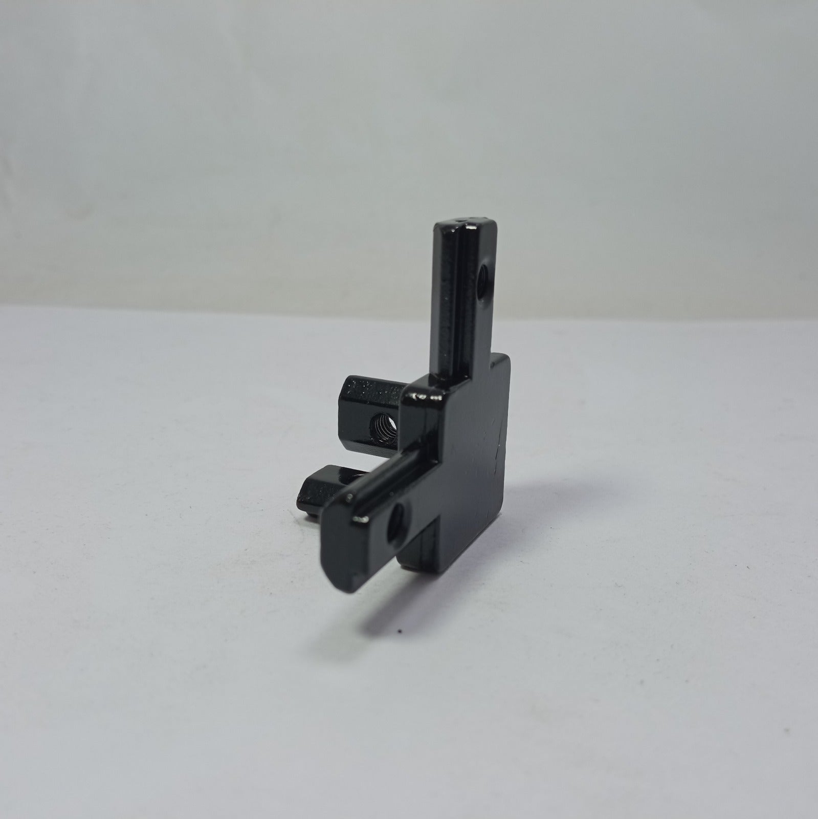 3-Way End Corner Bracket Connector in Pakistan - 20x20 thumbnail 6