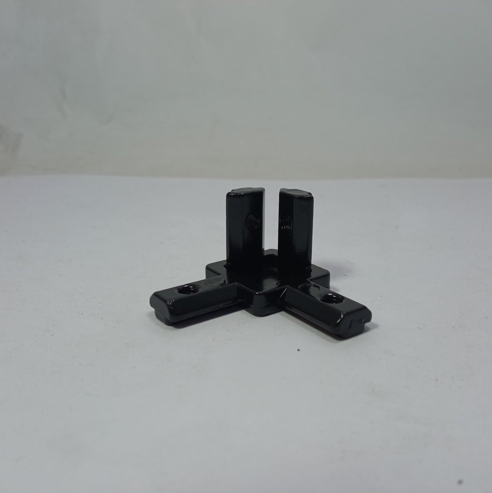 3-Way End Corner Bracket Connector in Pakistan - 40x40